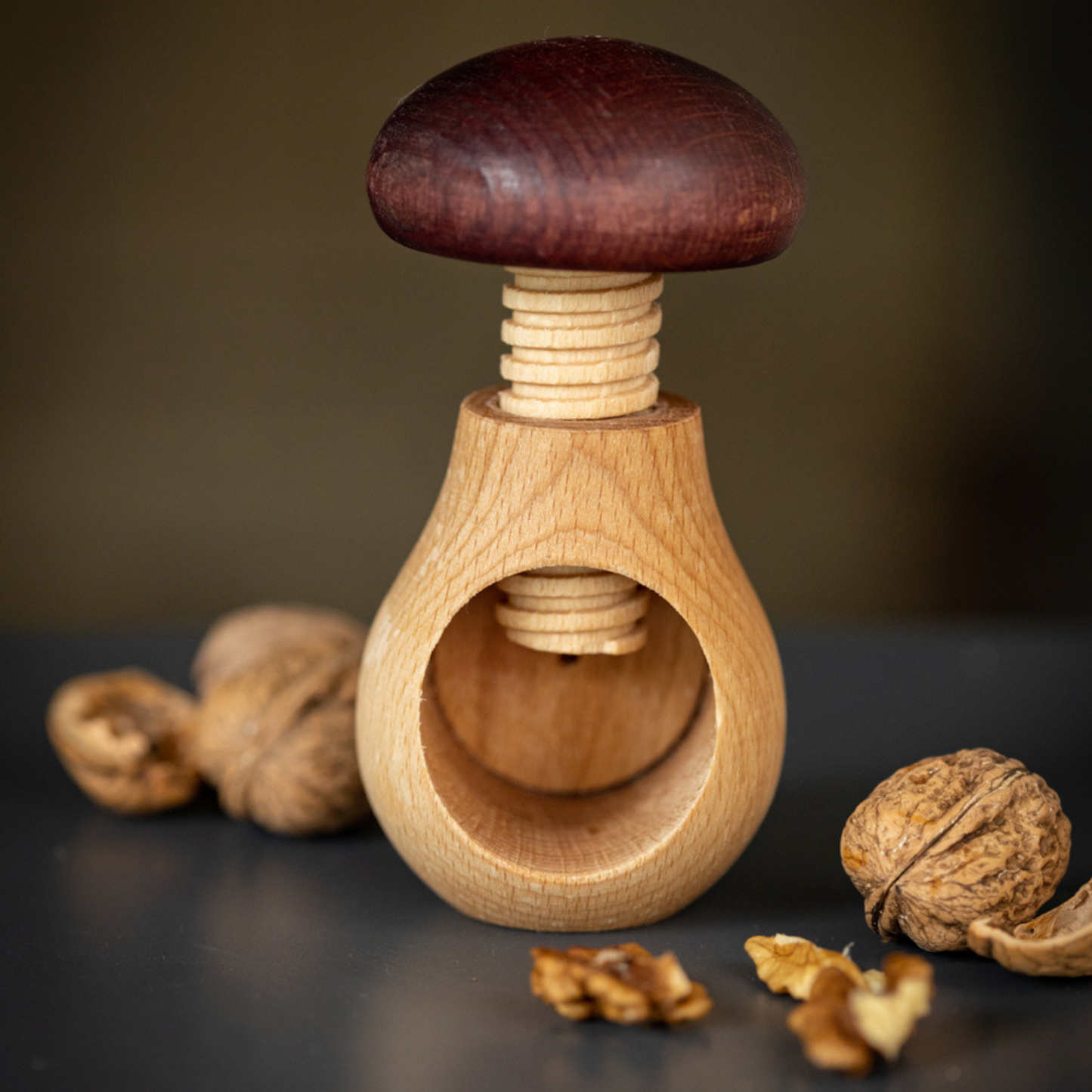 Casse-noix champignon en bois